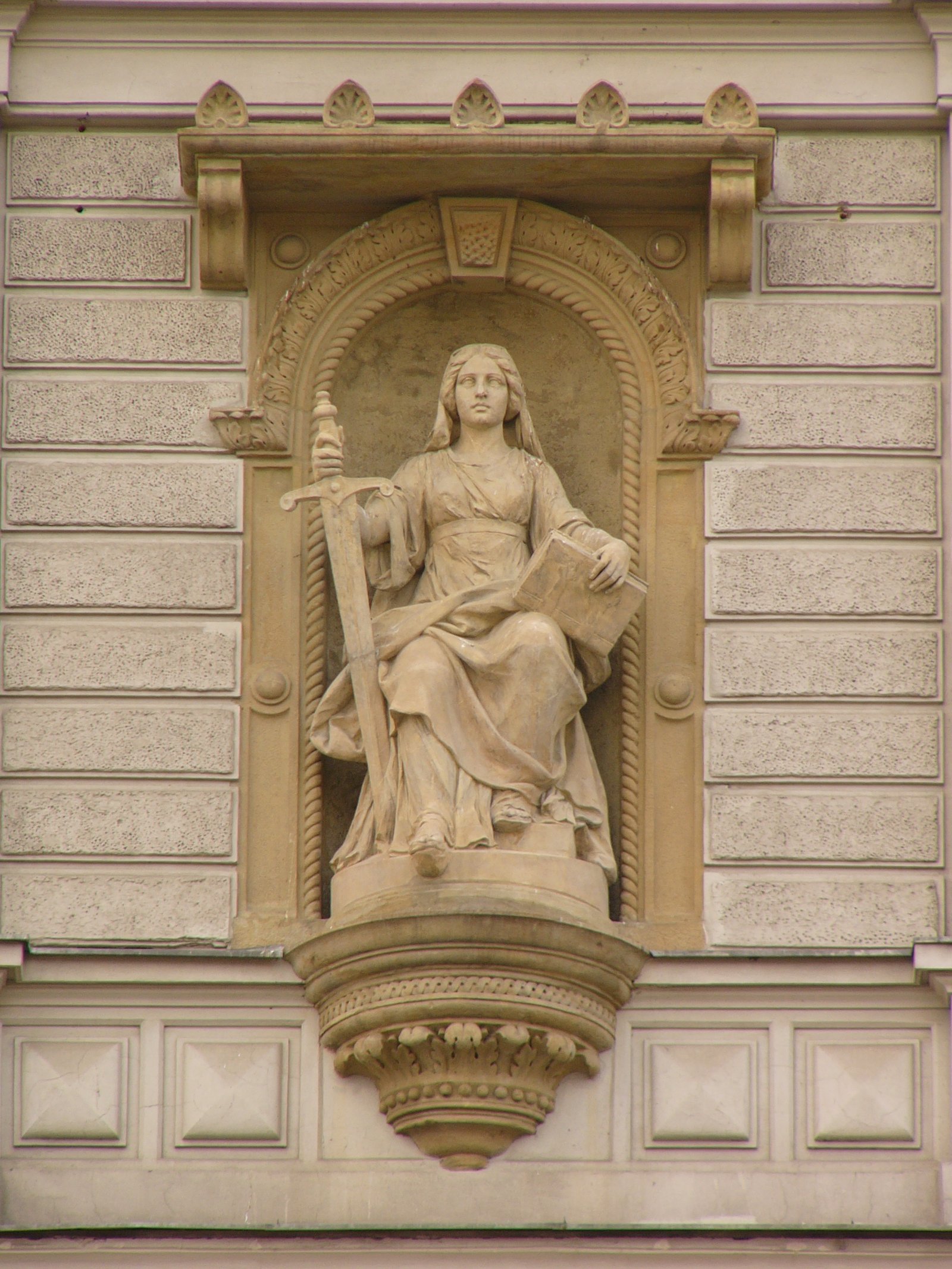 Estatua de la justicia con balanza